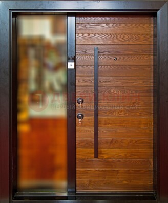 Коричневая входная дверь c МДФ панелью и стеклом ЧД-38 в частный дом в Курске