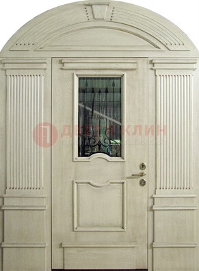 Белая входная дверь массив со стеклом и ковкой ДА-49 в Курске