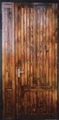 Коричневая металлическая дверь с евровагонкой ДЕ-10 в Курске