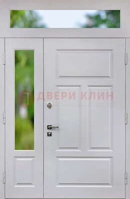 Белая полуторная железная дверь со стеклом и фрамугами ДФГ-10 в Курске