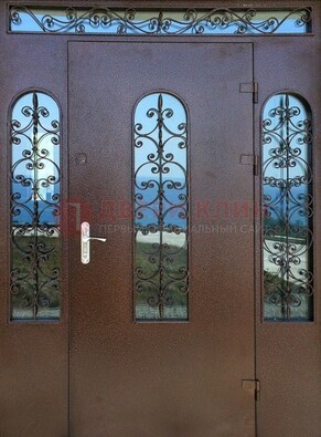 Железная парадная дверь со стеклом и ковкой ДПР-16 для общественных зданий в Курске
