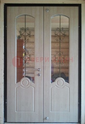 Парадная дверь со стеклянными вставками и ковкой ДПР-23 в деревянный дом в Курске