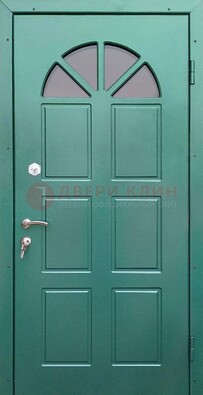 Зеленая стальная дверь со стеклом для дома ДС-28 в Курске