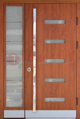 Коричневая металлическая дверь со стеклом ДС-72 в Курске