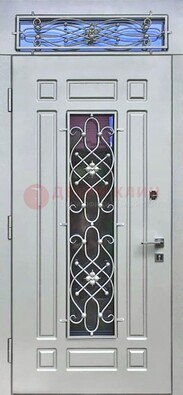 Белая железная дверь со стеклом и ковкой с верхней фрамугой ДСК-112 в Курске