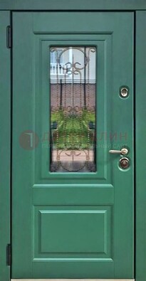 Зеленая металлическая дверь со стеклом и ковкой ДСК-113 в Курске