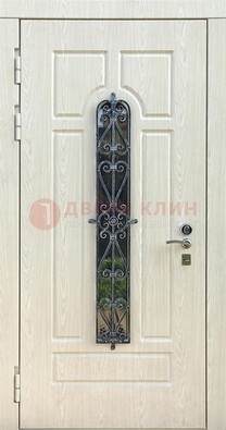 Светлая стальная дверь со стеклом и ковкой ДСК-118 в Курске
