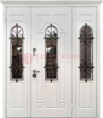 Белая распашная стальная дверь со стеклом и ковкой ДСК-125 в Курске