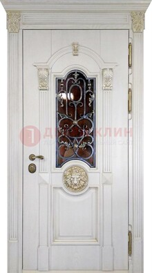 Белая железная дверь со стеклом и ковкой для кирпичного дома ДСК-155 в Курске