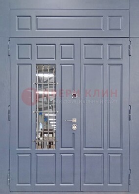 Серая двухстворчатая дверь Винорит со стеклом и ковкой ДСК-234 RAL 7024 в Курске