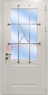 Белая простая железная дверь Винорит со стеклом и ковкой ДСК-257 в Курске