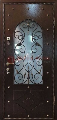 Влагостойкая дверь со стеклом и ковкой с декором ДСК-37 в Курске