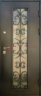 Входная дверь Дверь со стеклом и ковкой черного цвета ДСК-76 для веранды в Курске