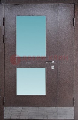 Коричневая тамбурная дверь со стеклянными вставками ДТМ-21 в Красногорске