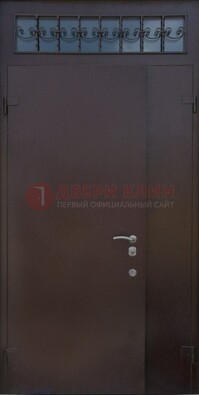 Коричневая тамбурная дверь со стеклянными вставками и ковкой ДТМ-39 в Курске