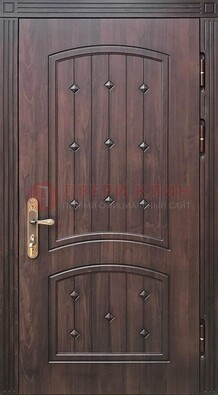 Коричневая уличная дверь с виноритом для дома ДВТ-235 в Курске