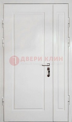 Полуторная металлическая дверь с МДФ в белом цвете ПЛ-24 в Курске