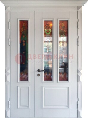 Белая полуторная металлическая дверь с витражом ВЖ-12 в Курске