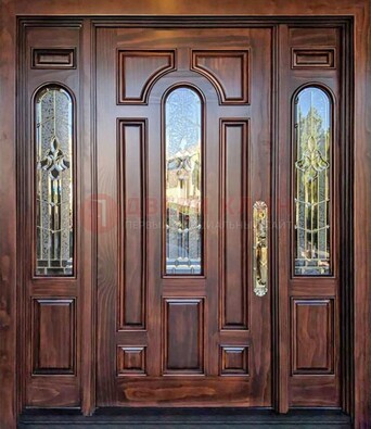 Железная классическая дверь с массивом дуба и витражом ВЖ-18 в Курске