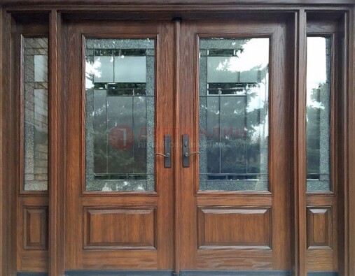 Распашная стальная дверь с массивом с витражом и фрамугами ВЖ-21 в Курске