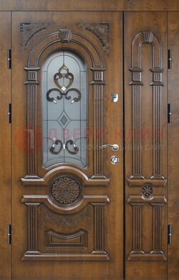 Коричневая двухстворчатая железная дверь с МДФ и витражом ВЖ-32 в Курске