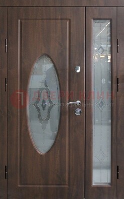 Коричневая двухстворчатая железная дверь с МДФ и витражом ВЖ-33 в Курске